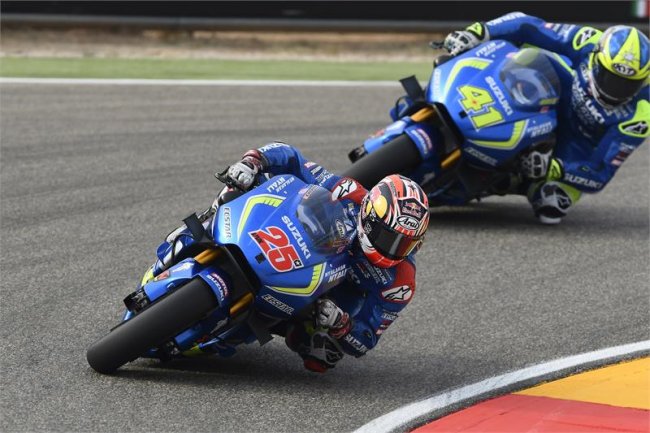 [Image: suzukiboysataragon.jpg]