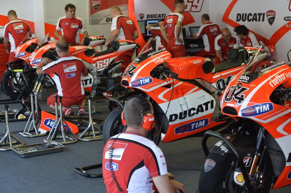 [Image: ducatimotogpgarage.jpg]